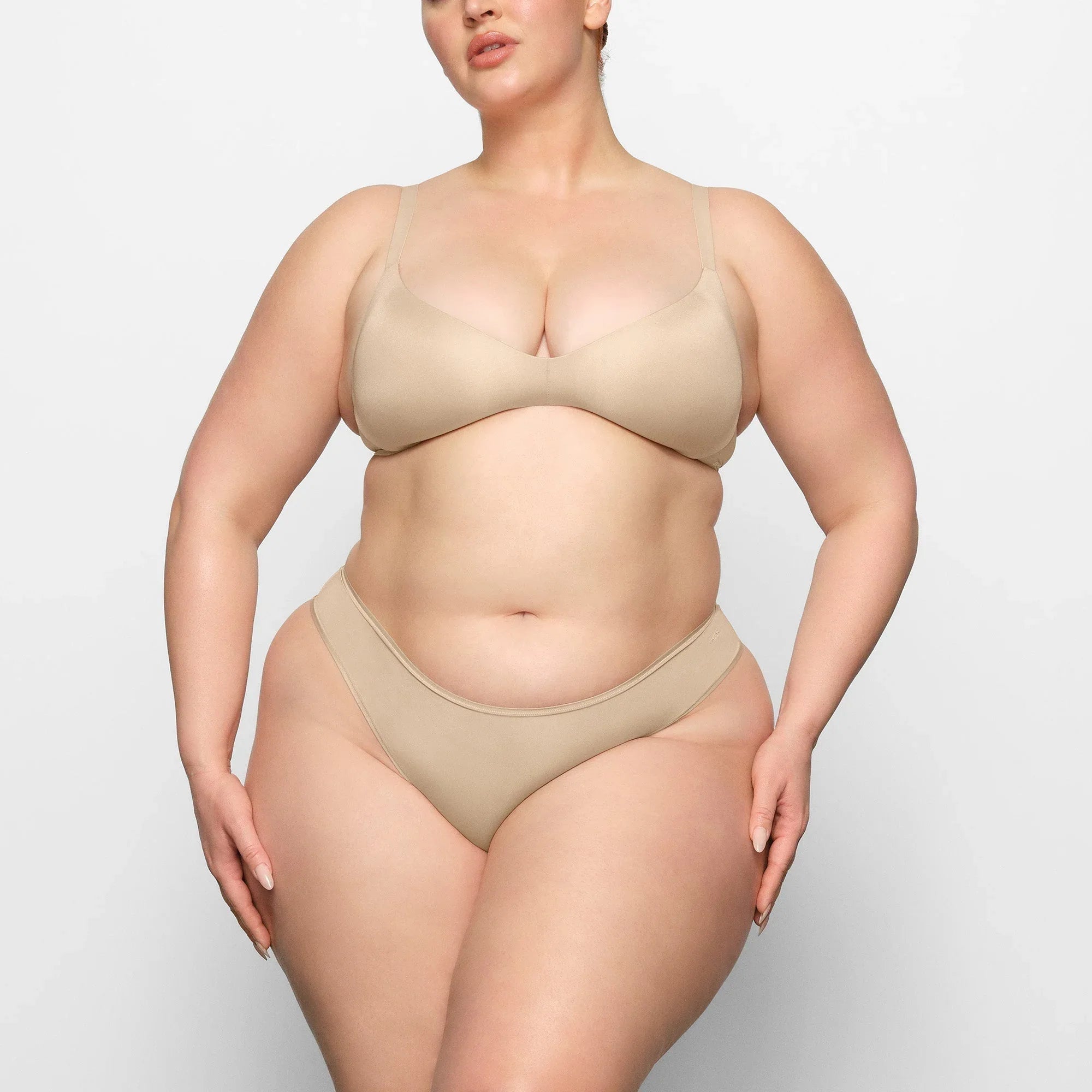 SKIMS WIRELESS FORM PUSH-UP PLUNGE BRA | SAND - SÜTYEN