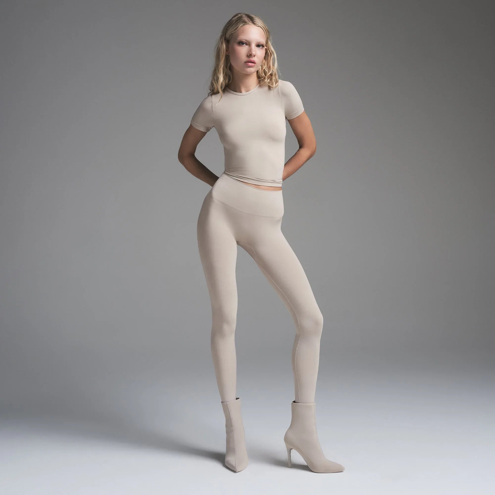 SKIMS SOFT SMOOTHING SEAMLESS T-SHIRT | STONE - TİŞÖRT