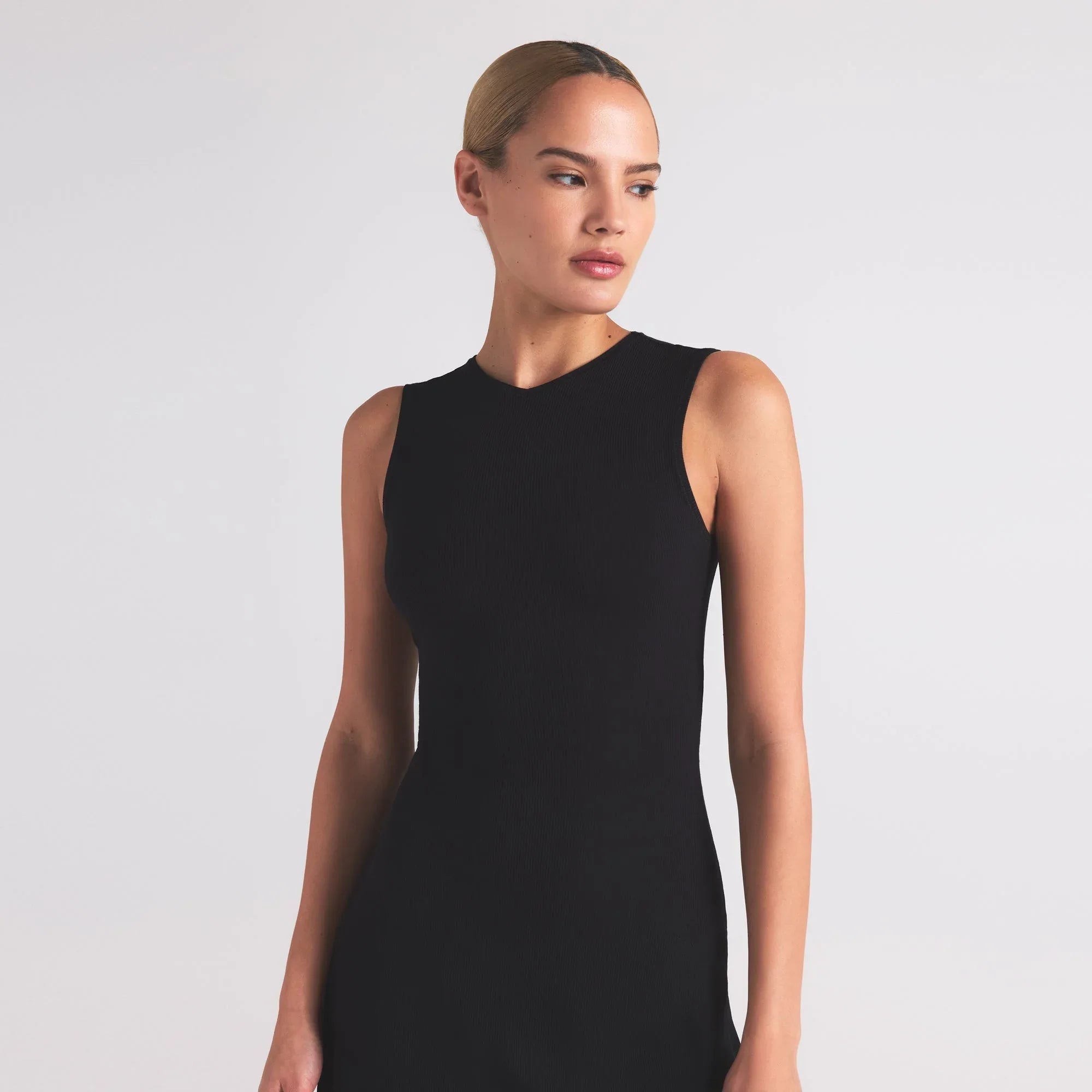 SKIMS SOFT LOUNGE V NECK TANK MINI DRESS | ONYX - ELBİSE