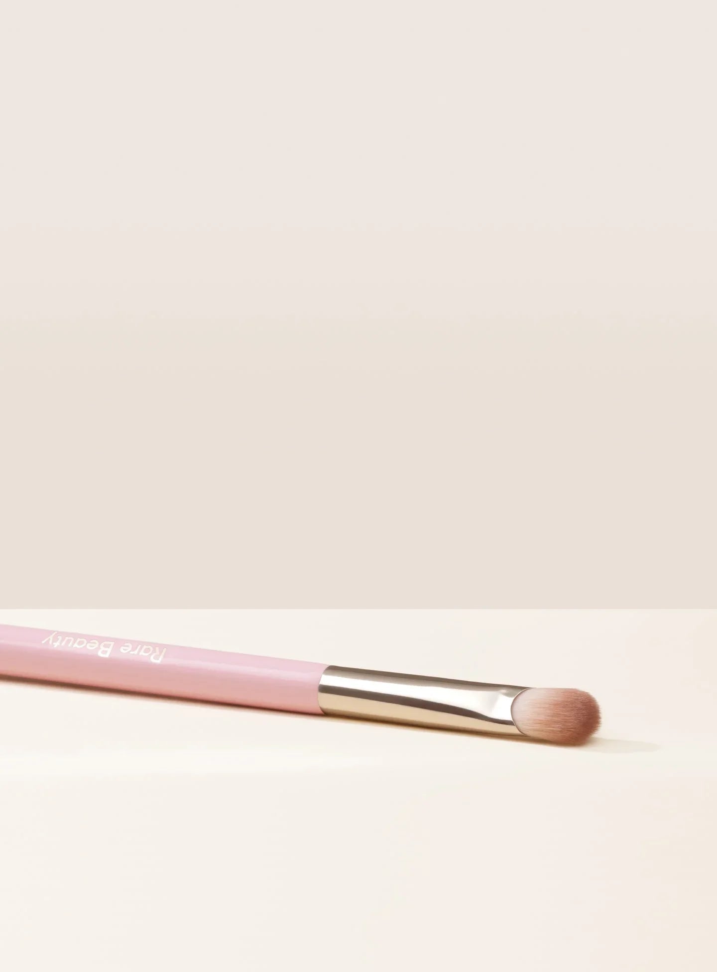 Rare Beauty Stay Vulnerable All-Over Eyeshadow Brush - Göz Farı Fırçası